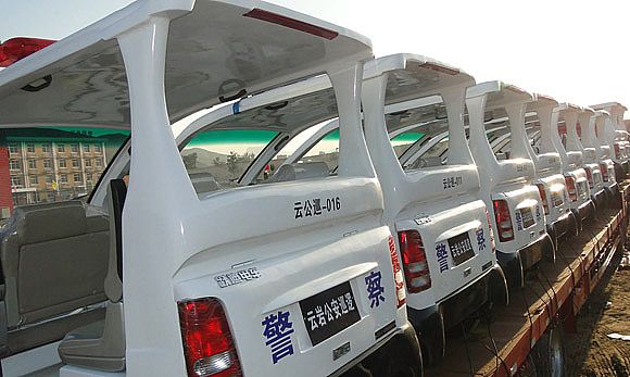 整裝待發的電動巡邏車后側圖