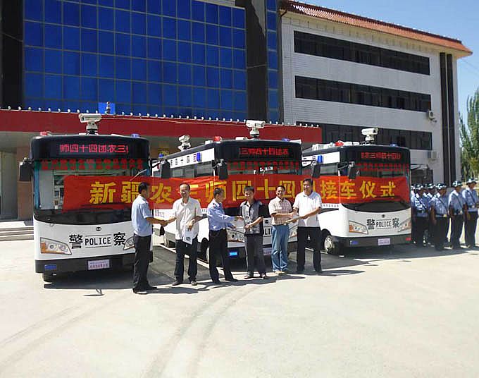 移動警務車前領(lǐng)導握手合影