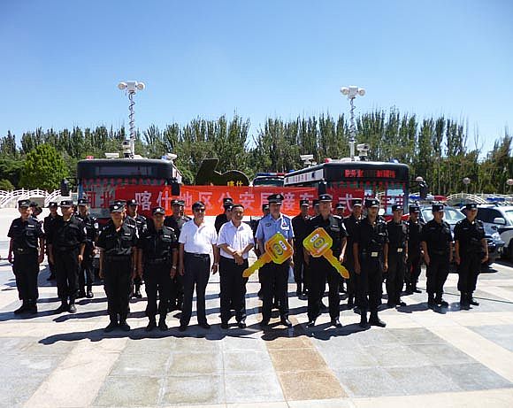 新疆喀什地區(qū)公安局接車(chē)儀式領(lǐng)導(dǎo)合影
