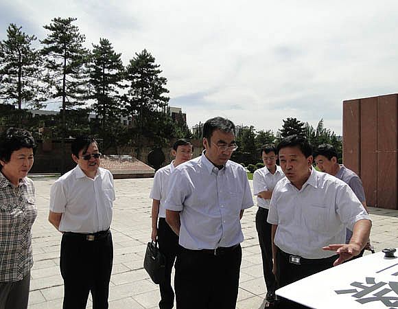 呂洪濤董事長(zhǎng)現(xiàn)場(chǎng)解說移動(dòng)警務(wù)室細(xì)節(jié)