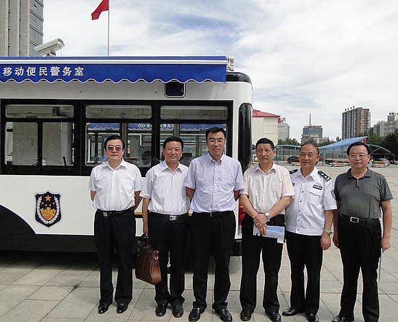 呂洪濤董事長(zhǎng)和各位領(lǐng)導(dǎo)合影留念