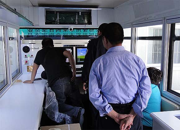 民警在操作躍迪移動(dòng)警務(wù)室