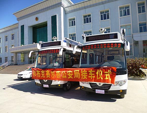 躍迪移動警務室順利到達和布克賽爾縣公安局