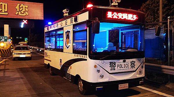 移動警務室在青蘭高速呂營收費站"執勤"