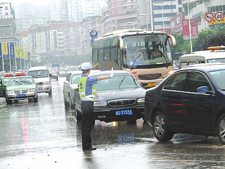 移動警務室街口執勤作用大 移動警務室街口執勤發揮的作用大