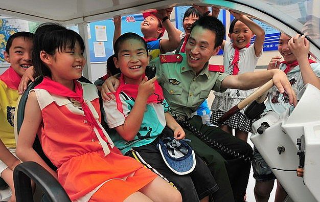 留守兒童過六一節(jié) 留守兒童警營體驗電動巡邏車迎“六一”