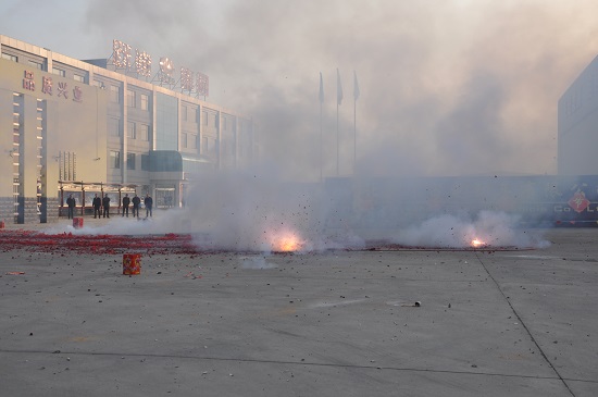 2015年新年上班第一天，鞭炮齊鳴，禮花沖天，精神飽滿干事業！