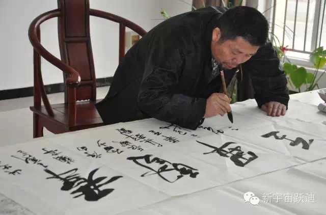 中國書畫家協會理事郭海燕先生親臨躍迪集團現場揮毫潑墨