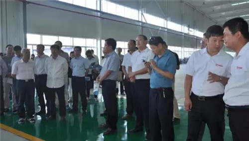 專家、教授聽取陜西躍迪公司對整體項目規劃和系列新能源客車產品的系統介紹