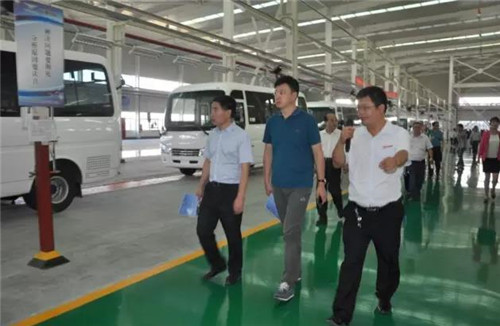 在公司相關領導陪同下，專家、教授們深入沖焊、涂裝、總裝三大車間實地觀摩