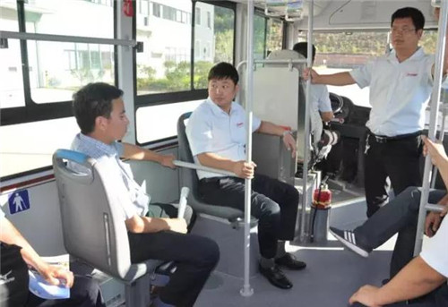 專家、教授們試乘陜西躍迪自主研發生產的&ldquo;躍迪&rdquo;8米純電動客車和10米天然氣客車
