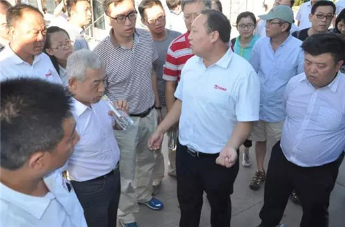 公司總經理雷明環為專家學者們現場講解新能源客車充電時間及續航里程等事宜