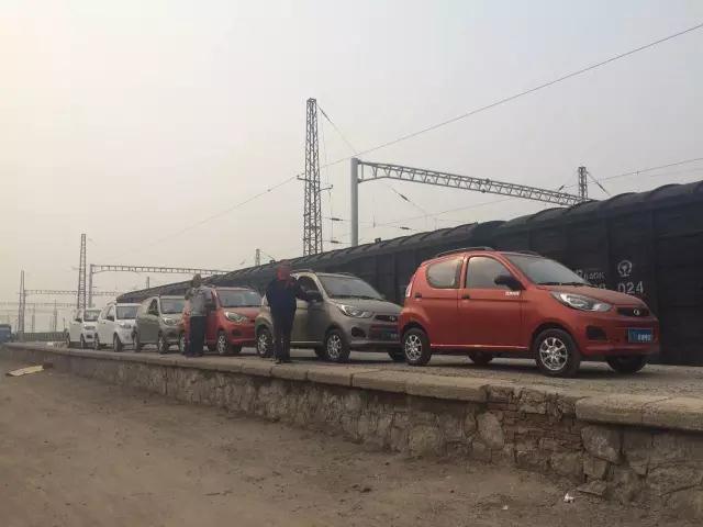 躍迪電動汽車鐵路運輸準(zhǔn)備裝車。