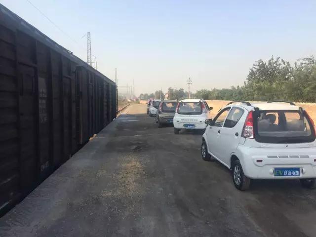 躍迪電動汽車鐵路運輸準備裝車