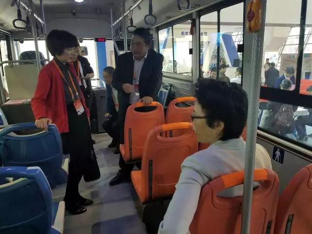 安徽省委書記李錦斌,代省長李國英一行蒞臨躍迪集團旗下安達爾汽車展位參觀指導