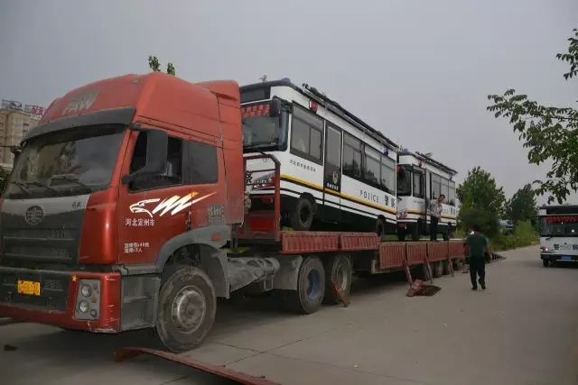 躍迪電動移動警務室裝車中，準備發往白洋淀溫泉城公安分局