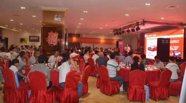 躍迪集團銷售公司乘用車銷售分公司總經(jīng)理龍其華介紹本次團購會的優(yōu)惠政策