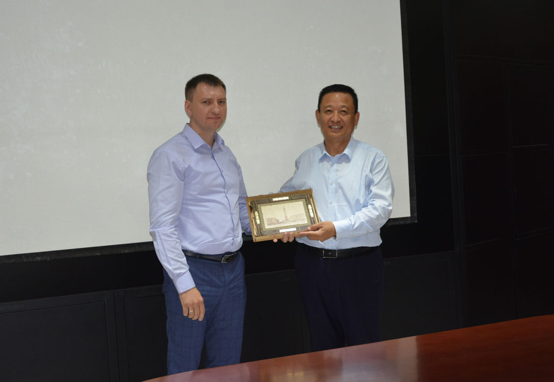 白俄羅斯工業部副部長亞歷山大·葉菲莫夫一行 到躍迪集團采購洽談