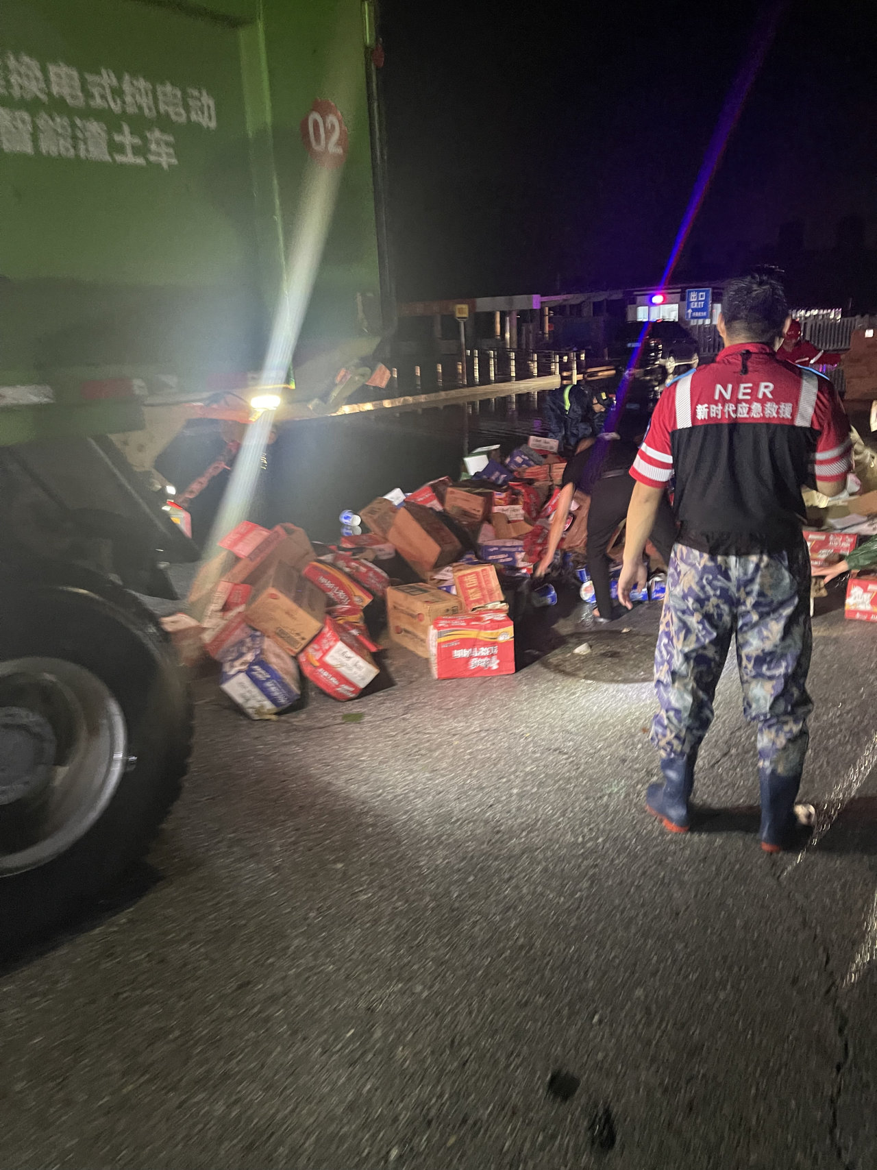 昨晚保定市強降暴雨丨躍迪汽車保定分公司，連夜出動70臺新能源渣土車參與保定市救援工作