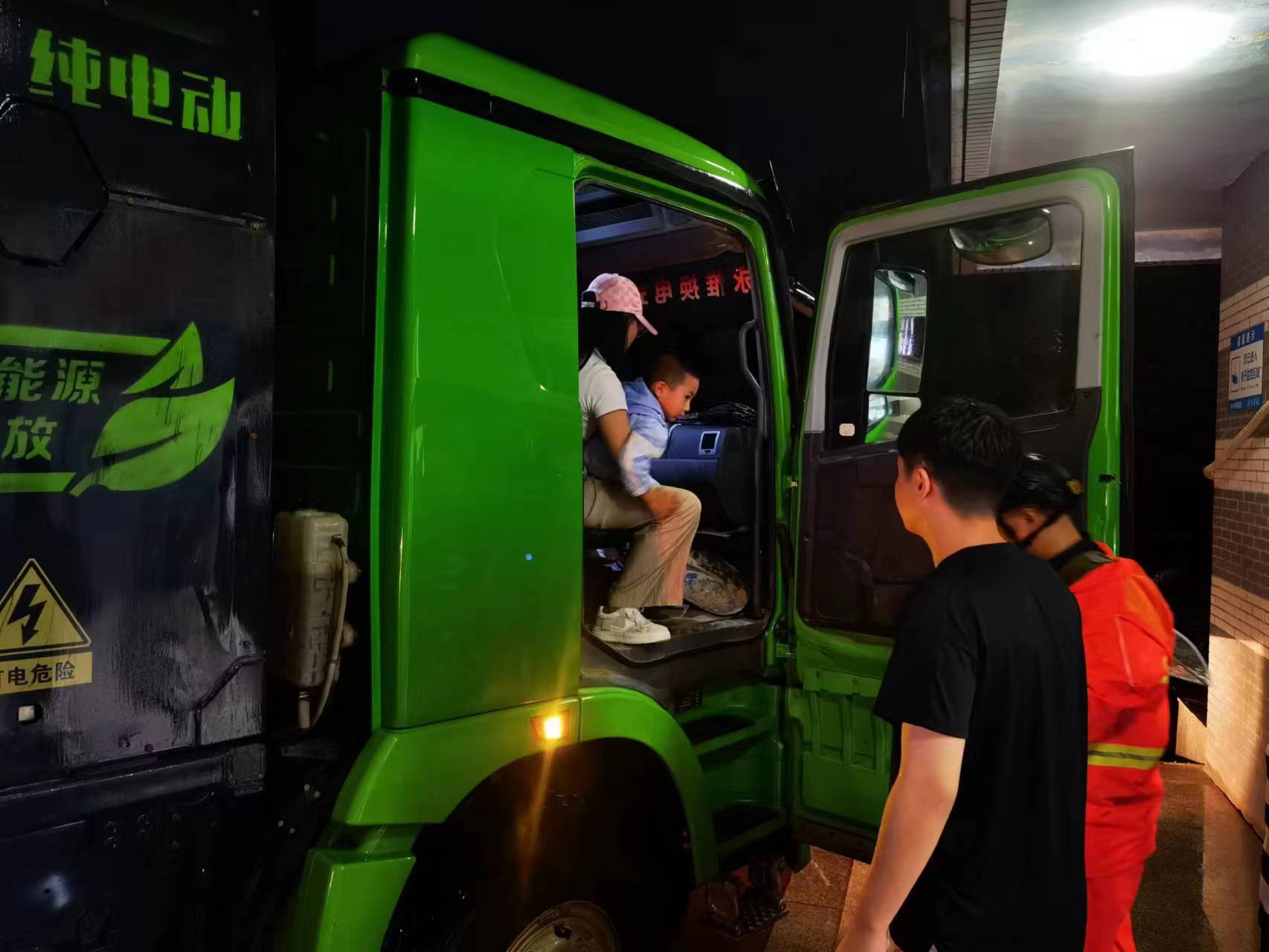 昨晚保定市強降暴雨丨躍迪汽車保定分公司，連夜出動70臺新能源渣土車參與保定市救援工作