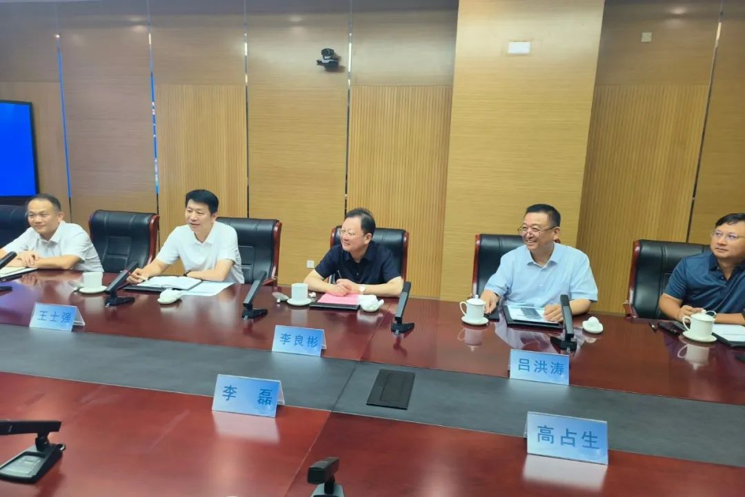 鋰業(yè)巨頭贛鋒鋰業(yè)董事長(zhǎng)李良彬、躍迪集團(tuán)董事長(zhǎng)呂洪濤聯(lián)袂造訪中國(guó)重汽，與劉正濤董事長(zhǎng)洽談新能源領(lǐng)域合作前景